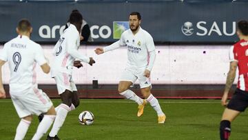 Eden Hazard se dispone a centrar en el Real Madrid-Athletic de semifinales de la Supercopa de Espa&ntilde;a.