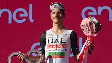 Joao Almeida, en el podio final del Giro en Roma, como tercer clasificado.