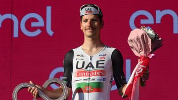 Joao Almeida, en el podio final del Giro en Roma, como tercer clasificado.