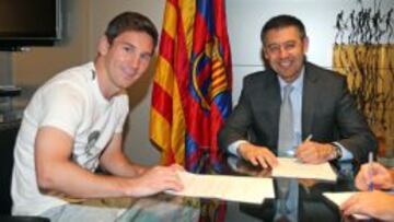 LA ÚLTIMA FOTO. Messi firmó su última mejora en el despacho de Bartomeu el pasado 19 de mayo.