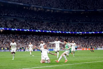 Joselu anotó dos goles en 3 minutos al Bayern, remontando la eliminatoria ante el conjunto bávaro. Pero el segundo tanto fue anulado en primera instancia, tras revisión del VAR, el video arbitraje corrigió la acción y los futbolistas celebraron el tanto del delantero.