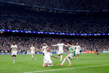 Joselu anotó dos goles en 3 minutos al Bayern, remontando la eliminatoria ante el conjunto bávaro. Pero el segundo tanto fue anulado en primera instancia, tras revisión del VAR, el video arbitraje corrigió la acción y los futbolistas celebraron el tanto del delantero.