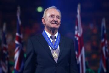 Rod Laver posa tras recibir la medalla de la Companion of the Order de Australia,  el honor más alto del país, el "compañero de la orden de Australia" se da para el logro eminente y el mérito del más alto grado de servicio a Australia o para la humanidad en su conjunto.