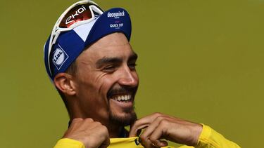 Un sonriente Julian Alaphilippe se vuelve a vestir de amarillo un día más.