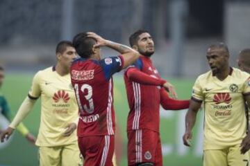 Jugadores de Chivas se lamentan.