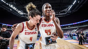 Astou Ndour junto a Laura Nicholls tras la victoria contra Gran Breta&ntilde;a.