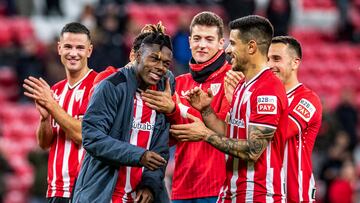 BILBAO, 02/12/2023.- El delantero del Athletic Club de Bilbao Nico Williams (c), que anunció ayer su renovación con el club, es felicitado por sus compañeros al terminar el partido de Liga de Primera División ante el Rayo Vallecano que han disputado este sábado en el estadio de San Mamés, en Bilbao EFE/Javier Zorrilla
