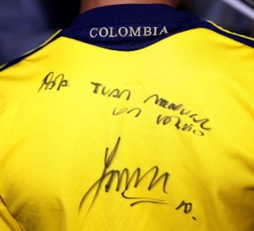 James Rodríguez firmó un autógrafo a un seguidor en su camiseta de Colombia.