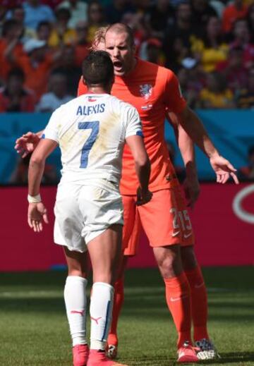 Alexis Sánchez se enfrenta al 1.90 del defensa holandés Ron Vlaar.