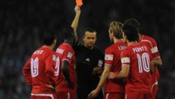 Muñiz Fernández muestra tarjeta roja a Reyes