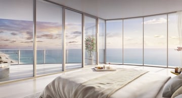 Los dos dormitorios, al igual que el resto de los cuartos, cuentan con ventanales como paredes para una mayor apreciación de la playa. 
