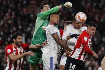 Courtois despeja en un salto con Militao, Casemiro y Dani Garc¨ªa.