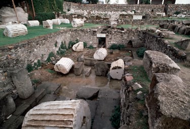 Artemisa murió solo dos años después de su marido y los arquitectos continuaron con la construcción del sepulcro hasta terminarlo.
Es la maravilla del mundo antiguo que más tiempo aguantó en pie después de la pirámide de Guiza ya que fue destruido en el 1400 d.C. En la imagen, las ruinas existentes en Bodru.