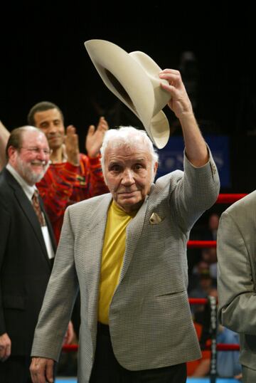 Jake LaMotta, 'Toro Salvaje', naci車 en Nueva York en 1921. Pele車 en 106 combates de los que gan車 83 (30 por KO). Su gran rival fue Sugar Ray Robinson, al que gan車 la segunda vez que se enfrentaron siendo el primer boxeador que consegu赤a vencerle.
El 16 de junio de 1949 consigui車 por KO el t赤?tulo mundial de los pesos medios ante Marcel Cerdan. En la tercera defensa del t赤tulo, el 14 de febrero de 1951, perdi車 ante Sugar Ray Robinson en una pelea que se bautiz車 como 'La matanza de San Valent赤n' debido a su crudeza. El 14 de abril de 1954 se subi車 al ring por 迆ltima vez.
Despu谷s de su retirada compr車 un club nocturno. Tras perderlo por diversos problemas legales inici車 una carrera como comediante.
La pel赤cula basada en su vida, Toro Salvaje, tuvo 8 nominaciones a los ?scar y se llev車 2 estatuillas (mejor montaje y mejor actor para Robert DeNiro).
