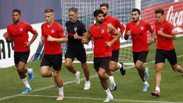 Nelson Vivas corre con un grupo de futbolistas del Atlético en una sesión en septiembre de 2019.