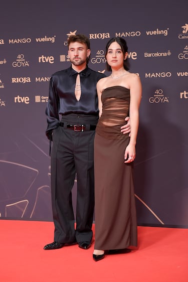 Los cantantes Dani Fernández y Yarea posan en la alfombra roja de la 40º edición de los Premios Goya.