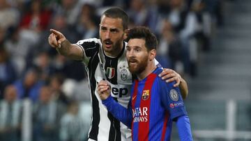 Bonucci junto a Messi.