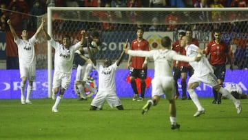 Los jugadores del Real Madrid celebran el título de Liga conquistado en la temporada 2007-2008 sobre el césped de El Sadar.