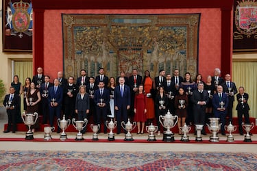El rey Felipe y la reina Letizia posan con los galardonados para la foto de familia durante la ceremonia de entrega de los Premios Nacionales del Deporte correspondientes a 2023 y 2024 este miércoles en el Palacio de El Pardo de Madrid.