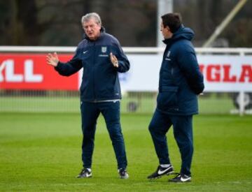 El seleccionador inglés, Roy Hodgson junto a Gary Neville, segundo entrenador de la selección inglesa.