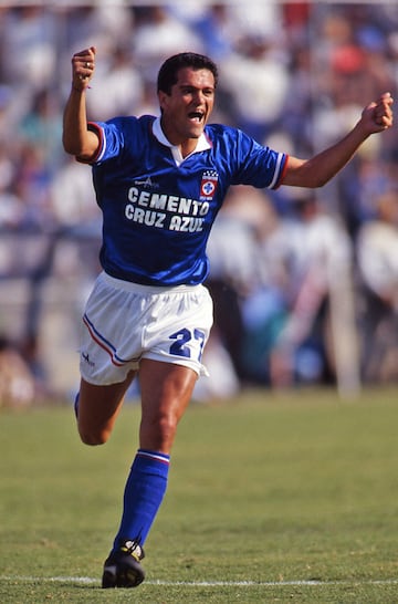 ‘El Grandote de Cerro Azul’ convirtió nada más y nada menos que 294 goles en 16 años de carrera en el fútbol mexicano. 169 de esos tantos los gritó con la camiseta de ‘La Máquina’, lo que lo acredita como el máximo goleador en la historia del equipo. Además, es el segundo mejor ‘rompe-redes’ que ha visto la Liga MX.