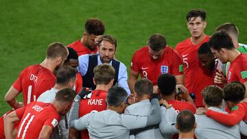 Gareth Southgate dando instrucciones a sus jugadores momentos antes de comenzar la prórroga.