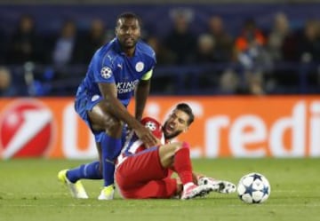 Yannick Carrasco con Wes Morgan.