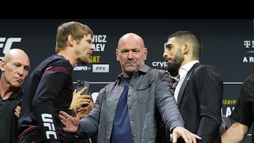 Bryce Mitchel, Dana White e Ilia Topuria durante el pesaje previo al UFC 282.