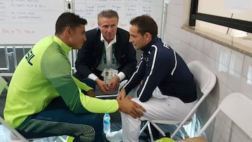 Thiago Braz Da Silva y Sergei Bubka consuelan a Renaud Lavillenie tras los abucheos recibidos por atleta franc&eacute;s en la entrega de medallas de salto de p&eacute;rtiga.