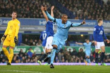 Fernandinho festeja la apertura del marcador. 