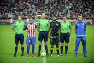 El árbitro José Luis González González acompañado de los asistentes José María Sánchez Santos e Igancio Rubio Palomino, el cuarto árbitro Fernando Román Román y los capitanes Lora y Coke.