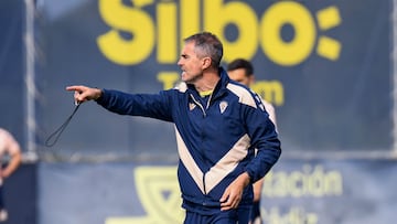 Garitano dirigiendo un entrenamiento del C¨¢diz CF en la Ciudad Deportiva Bah¨ªa de C¨¢diz.