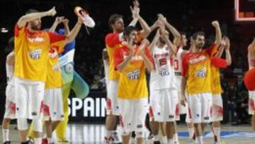 La Selecci&oacute;n espa&ntilde;ola saluda al p&uacute;blico tras la victoria contra Senegal en los octavos de final de la Copa del Mundo.