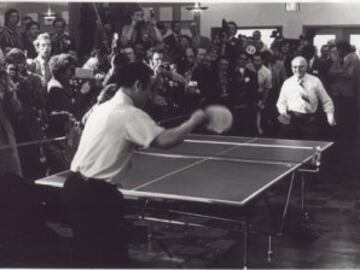 El presidente de EEUU Richard Nixon viajó a China en 1972 debido a lo que se llamó 'diplomacia del ping-pong'. Un año antes el presidente chino Mao Zedong invitó a una delegación de jugadores estadounidense a disputar varios partidos con jugadores chino. En la imagen el chino Zhuang Zedong juega con Graham Steenhoven, presidente de la Asociación de ping-pong en la histórica visita de 1972.