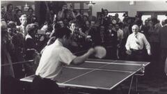 El presidente de EEUU Richard Nixon viajó a China en 1972 debido a lo que se llamó 'diplomacia del ping-pong'. Un año antes el presidente chino Mao Zedong invitó a una delegación de jugadores estadounidense a disputar varios partidos con jugadores chino. En la imagen el chino Zhuang Zedong juega con Graham Steenhoven, presidente de la Asociación de ping-pong en la histórica visita de 1972.