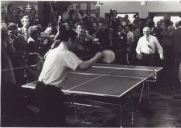 El presidente de EEUU Richard Nixon viajó a China en 1972 debido a lo que se llamó 'diplomacia del ping-pong'. Un año antes el presidente chino Mao Zedong invitó a una delegación de jugadores estadounidense a disputar varios partidos con jugadores chino. En la imagen el chino Zhuang Zedong juega con Graham Steenhoven, presidente de la Asociación de ping-pong en la histórica visita de 1972.