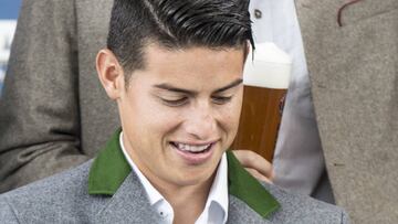 BAY02. MÚNICH (ALEMANIA), 13/09/2017.- El jugador colombiano del Bayern Múnich, James Rodríguez, posa para los medios vestido con un traje tradicional bávaro, durante un acto de un espónsor, en Múnich, Alemania, el 13 de septiembre del 2017. EFE/Christian Bruna