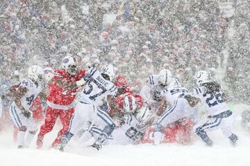 El New Era Field de Buffalo se pintó de blanco con la espectacular nevada que cayó en el juego entre los Indianapolis Colts y los Buffalo Bills. El juego terminó 13-7 en favor de los Bills. La temperatura estaba en -2 grados centígrados con vientos de 29 kilómetros por hora.