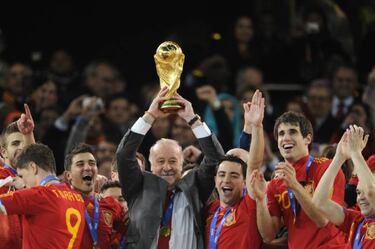 Spanish football salutes retired coach Del Bosque
