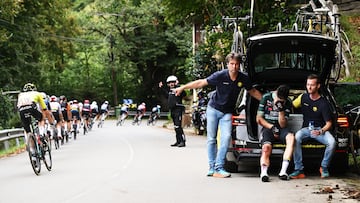 Wout van Aert, maillot verde de la carrera, ha tenido que abandonar tras una terrible caída cuando iba escapado a 50 km de meta.