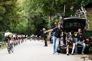 Wout van Aert, maillot verde de la carrera,   ha tenido que abandonar tras una terrible caída cuando iba escapado a 50 km de meta.
