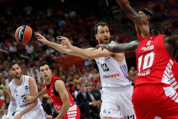 Sergio Rodríguez, base del Real Madrid, realiza un pase sin mirar en la final ante el Olympiacos.