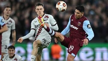 West Ham United's Mexican midfielder #19 Edson Alvarez (R) vies with Bayer Leverkusen's German midfielder #10 Florian Wirtz (L) during the UEFA Europa League quarter-final second leg football match between West Ham United and Bayer Leverkusen at The London Stadium in east London on April 18, 2024. (Photo by Ben Stansall / AFP)