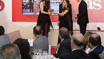 <b>DE NEGRO. </b>Los taekwondistas Joel Gonz¨¢lez, Brigitte Yag¨¹e y Nicol¨¢s Garc¨ªa entregaron el premio a Gil.