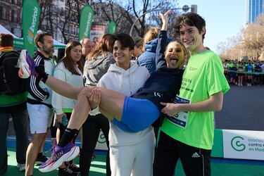 La influencer Estefanía Unzu 'Verdeliss' y la atleta María Pérez durante la XII Carrera Madrid en Marcha contra el Cáncer 2025.