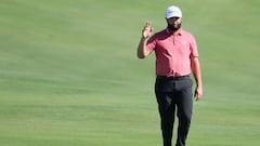 El golfista español Jon Rahm saluda durante la jornada final del Sentry Tournament of Champions en el Plantation Course del Kapalua Golf Club de Lahaina, Hawaii.