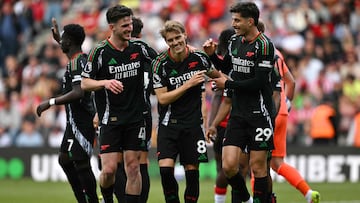 Arsenal's Norwegian midfielder #08 Martin Odegaard celebrates with teammates after scoring his team's second goal during the English Premier League football match between Southampton and Arsenal at St Mary's Stadium in Southampton, southern England on May 25, 2025. (Photo by Glyn KIRK / AFP) / RESTRICTED TO EDITORIAL USE. No use with unauthorized audio, video, data, fixture lists, club/league logos or 'live' services. Online in-match use limited to 120 images. An additional 40 images may be used in extra time. No video emulation. Social media in-match use limited to 120 images. An additional 40 images may be used in extra time. No use in betting publications, games or single club/league/player publications. /