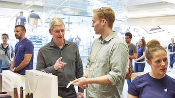 Tim Cook en una de tienda de Apple de Boston.  Twitter @tim_cook