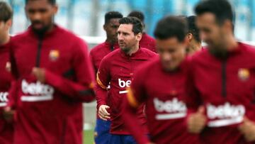 HANDOUT - 09 September 2020, Spain, Barcelona: Barcelona&#039;s Lionel Messi (C) and his teammates take part in a training session. Photo: Miguel Ruiz/FC Barcelona/dpa - ATTENTION: editorial use only and only if the credit mentioned above is referenced in