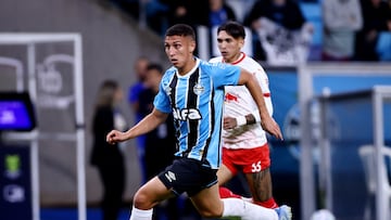 Soccer Football - Brasileiro Championship - Gremio v RB Bragantino - Arena do Gremio, Porto Alegre, Brazil - May 10, 2025 Gremio's Miguel Monsalve in action with RB Bragantino's Ignacio Laquintana REUTERS/Diego Vara